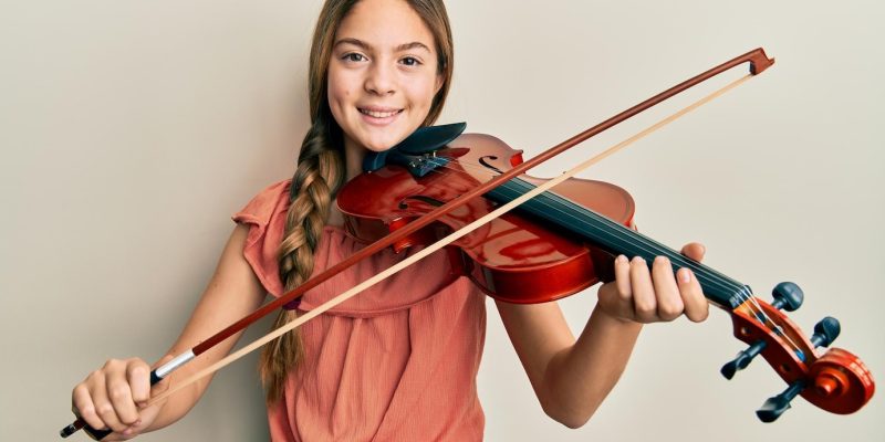 hermosa-nina-morena-tocando-violin-sonriendo-sonrisa-feliz-fresca-cara-mostrando-dientes_839833-34748 hermosa-nina-morena-tocando-violin-sonriendo-sonrisa-feliz-fresca-cara-mostrando-dientes_839833-34748
